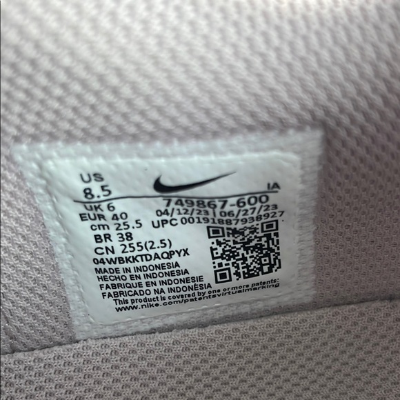 Nike Women's Pink Sneakers Size 8.5 - Picture 2 of 7